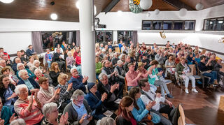 Mit etwa 200 Zuhörern im Alter von sechs bis 90 Jahren war das Bürgerhaus voll besetzt.