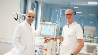 Prof. Dr. Bernhard Krämer (links) und Lars Nagelmann im Dialysebereich im Fachärztlichen MVZ Bergstraße in Bensheim.