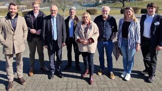 Andreas Hofer (Strahlemann-Stiftung), Kreistagsabgeordneter Moritz Bischof, Bundestagsabgeordneter Michael Meister, Kreistagsabgeordneter Christian Lannert, Landtagsabgeordnete Birgit Heitland und Jasmin Kugler (Strahlemann-Stiftung) (von links) ließen sich von Schulleiter Alwin Zeiß (Dritter von rechts) und dem stellvertretendem Schulleiter Felix Hartkorn (rechts) durch die Mittelpunktschule führen.