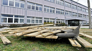 2019 traf das Sturmtief Eberhard den Kreis Bergstraße und zerstörte ein Teil des Dachs der Bensheimer Karl-Kübel-Schule. Auch in Zukunft werden Extremwetterereignisse keine Seltenheit sein. Archivbild: Dietmar Funck
