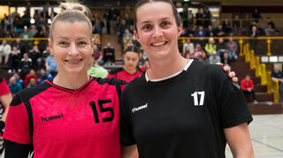 In durchaus gewohnter Umgebung, aber zu einem eher ungewöhnlichen Anlass trafen die Bundesligaspielerinnen Lisa Friedberger (rechts) und Antje Döll bei der Polizei-DM in der Weststadthalle aufeinander.