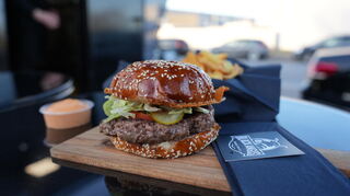 Ein Burger-Patty, frisches Gemüse, wenig Sauce und ein Brötchen mit Käsekruste - das macht den Burger von "Black Angus Food Truck" aus.