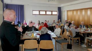 Pfarrer Ludwig Siemes (links) sprach vor den Besuchern im katholischen Pfarrzentrum in der Einhäuser Rheinstraße darüber, wie die Fastenzeit einst und heute gelebt wurde und wird. Er gab auch Ratschläge auch Sicht der Kirche, was man beachten sollte.