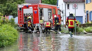 Einsatzkräfte der Feuerwehr im Einsatz nach einem Unwetter 2024 im Landkreis Sigmaringen.