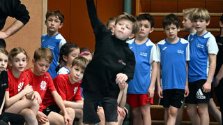 Auch Ballweitwurf gab‘s beim Kinder- sportfest; hier Oskar Larsen vom LCO Lorsch.