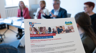 Eine Bildungsumfrage sollte die zentralen Bedürfnisse und Wünsche der Bevölkerung in Bezug auf Bildungsangebote offenlegen.