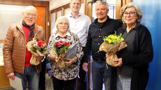 Ralf Feustel (Vorsitzender AWO Lindenfels, Zweiter von rechts) und Sven Müller (Referent AWO-Kreisverband, Mitte) ehrten Otto Schneider (50 Jahre AWO-Mitglied, links) und Waltraud Heuschkel (52 Jahre AWO-Mitglied, Zweite von links). Zudem wurde Sonja Daum (rechts) als Neumitglied im Ortsverein begrüßt.