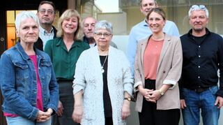 Dem Lindenfelser AWO-Vorstand gehören an Schriftführerin Ingrid Bauer, Rechner Ingo Thaidigsmann, stellvertretende Vorsitzende Beate Gammelin, Beisitzer Joachim Terporten, Beisitzerin Regina Daum, Beisitzerin Anna Klöss und Vorsitzender Ralf Feustel (von links). Auch Kreisverbandsreferent Sven Müller (Dritter von rechts) nahm an der Hauptversammlung des Ortsvereins teil,