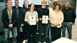 Antonia Ehnes (4.v.l.) von der Liebfrauenschule und Adrian Rau (5.v.l.) von der Karl Kübel-Schule haben in diesem Jahr ein Stipendium des Lions-Clubs Bergstraße gewonnen.