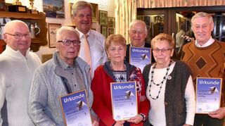 Vorstandsmitglieder bei den Ehrungen, von links: Herbert Okos (aktiver Flieger), Ludwig Spahl (für 60 Jahre), Bürgermeister Helmut Glanzner, Gisela Schilling (für 50 Jahre), Werner Schumacher (für 60 Jahre), Kassenprüferin Frieda Wüst, Hermann Schilling (für 70 Jahre).