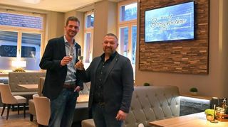 Das "Burgheim" am Heppenheimer Graben eröffnet neu. Die neuen Pächter v.l. Maximilian Papenberg und Benjamin Maicher haben den Gastronomiebetrieb wiedereröffnet.