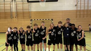 Die U!2-Basketball-Jugend des VfL Bensheim bejubelt die Vizemeisterschaft in der Landesliga.