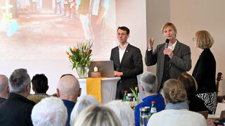Bei der Gemeindeversammlung informierten die Pfarrer Olivier und Keller (Mitte) gemeinsam mit Kirchenvorstandsvorsitzender Schulze-Ganzlin.