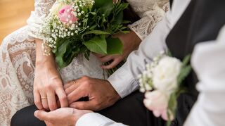 Damit Brautpaare den Tag der Hochzeit einfach nur genießen können, sollte das Fest gut vorbereitet sein.
