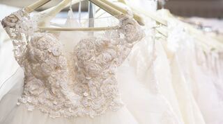 Das Brautkleid sollte nicht nur zum Figurtyp, sondern auch zum Rahmen der Hochzeit passen.