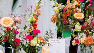 Blumenarrangements sorgen auf der Hochzeitstafel für den richtigen Wow-Faktor.