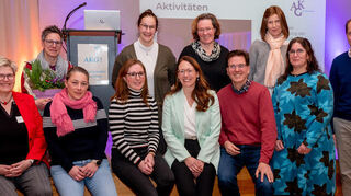 Beim Förderverein des AKG wurde ein neues Vorstandsteam gewählt. Das Bild zeigt (v.l.) Schulleiterin Nicole Wölbern, ehemalige Vorsitzende Steffi Seitz, Annika Eggenhofer (Wahlleitung), Susanne Höser (2. Vorsitzende), Martina Faser (Schriftführerin), Ariane vom Felde (Vorsitzende), Claudia Wagner (Beisitzerin), Walter Cram (Schatzmeister), Alexandra Kümmel und Myriam Groeger (Beisitzerinnen), Jan Kümmel (Kassenprüfer).