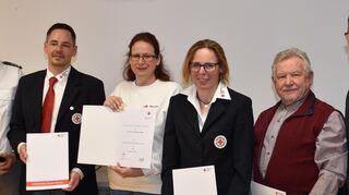 Der stellvertretende DRK-Beauftragte Sebastian Kriha, links, und der stellvertretende Kreisvorsitzende Felix Kusicka, r., ehrten Kai Frunzke, Sonja Krägel und Annette Mann für 30 Jahre aktive Mitgliedschaft sowie Hermann Heinbach, der den DRK-Ortsverein Einhausen seit 50 Jahren finanziell fördert.
