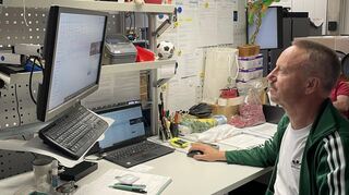 Inzwischen sitzen beim DFB auch die Zeugwarte 40 Prozent ihrer Arbeitszeit am Computer, damit von allem genug und alles rechtzeitig da ist.