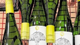 Die von der Bergsträßer Winzer eG in die USA gelieferten Flaschen erhielten ein speziell auf den amerikanischen Markt abgestimmtes Etikett. Das Foto zeigt den Einkaufskorb von Monika Horst in der „Traders Joe’s“-Filiale in Gainsville in Florida.