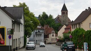 Wenn die B460 im Sommer für sechs Wochen voll und in den nächsten Jahren für die Sanierung der Stadtbachverdolung halbseitig gesperrt wird, hat dies auch starke Auswirkungen auf den Durchgangsverkehr in Kirschhausen.