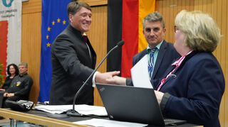 Bei der feierlichen Amtseinführung erhielt der neue Bürgermeister Sebastian Clever (links) von der ehemaligen Interims-Bürgermeisterin Karin Rettig (rechts) und Stadtverordnetenvorsteher Andreas Kovar (Mitte) die Ernennungsurkunde.