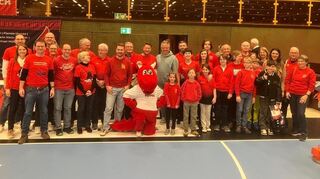 Eine 30-köpfige Gruppe der Tischtennis-Abteilung der TSV Auerbach erlebte beim Ein-Euro-Spiel der Flames (36:29 gegen Zwickau) am vergangenen Samstag einen gelungenen Handballabend und trugen mit lautstarker Unterstützung zum Gemeinschaftsgefühl „Alle in Rot“ bei.