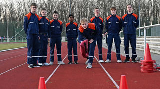 Auf dem Olympia-Sportplatz trainiert die Jugendfeuerwehr derzeit für den angestrebten Erfolg beim Hessenentscheid, der 2025 in Lorsch stattfindet.