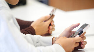 Die Hessische Landesregierung will ein Smartphone-Nutzungsverbot an Schulen erlassen. Der Bergsträßer Kreiselternbeirat hält das nicht für den richtigen Weg.