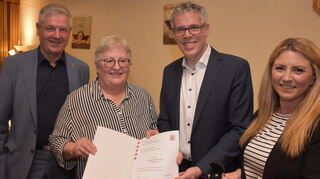 Landrat Christian Engelhardt überbrachte Urkunde und Nadel. Unser Bild zeigt von links Bürgermeister Helmut Glanzner, Christiane Hiemenz, Landrat Christian Engelhardt und die stellvertretende Vorsitzende des Traditionsvereins Simone Gärtner.