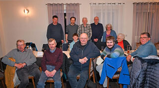 Dem Vorstand des Rassegeflügelzuchtvereins gehören an: (hinten, von links) Erik Massoth (Beisitzer), Mathias Bickelhaupt (Beisitzer), Dieter Bickelhaupt (Rechner), Frank Filbert (zweiter Vorsitzender) und Elisabeth Böhm (Schriftführerin).