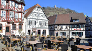 Das Empanada (im Hintergrund) und das Filou auf dem Marktplatz haben ihre Außenbestuhlung schon aufgestellt.