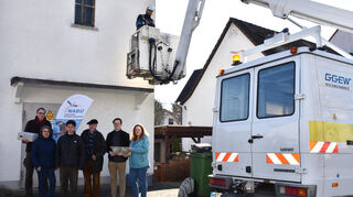 Eine Kooperation zwischen Stadt, NABU und der GGEW AG ermöglicht zusätzliche Nisthilfen für Mauersegler und Schwalben im Bensheimer Stadtgebiet. Das Bild zeigt (v.l.) Werner Eck (Nabu-Stadtverband), Maria Romero Martin (Teamleiterin Klimaschutz, Umwelt und Energie), Anton Ritter (Praktikant Stadt Bensheim), Stephan Schäfer (Nabu-Stadtverband), Tobias Kloster und Jasmin Schmidt (beide GGEW AG). Bild: Stadt Bensheim