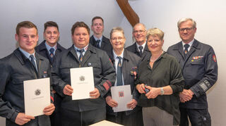 Bei der Jahreshauptversammlung Feuerwehr Schönberg wurden Beförderungen und Ehrungen vorgenommen. Unser Bild zeigt (v.l.): Johannes Karn, Jean-Marie Stephan, Marcel Becker, Jonathan Stross, Angelika Frank (25 Jahre aktiver Dienst), Kreisbrandmeister Volker Steiger, Bürgermeisterin Christine Klein und Vorsitzender der Wehr und Stadtbrandinspektor Jens-Peter Karn.