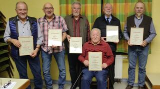 Nicht alle Geehrten waren bei der Hauptversammlung anwesend. Horst Seitz (von links), Gilbert Rest und Peter Pfeifer wurden für 45 Jahre Mitgliedschaft ausgezeichnet, Gründungsmitglied Heinz Rettig für 70 Jahre sowie Bernd Rettig und Reinhard Bitsch ebenfalls für 45 Jahre.