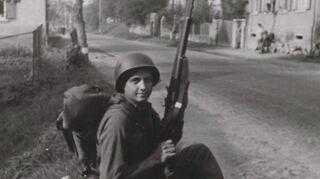Ein US-Soldat nach dem Einmarsch der alliierten Truppen in Reichenbach am 27. März 1945. Das Bild wurde etwa in Höhe des Hauses Nibelungenstraße 231 aufgenommen.