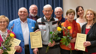 bbe, Schwanheim, DGH, Singkreis Schwanheim, Jahreshauptversammlung, Ehrungen: Von links: Edeltraud Pfeiffer,Sängerkreisvorsitzender Heinz Ritsert, Wofgnag Buhse, Karl Vatter, Herbert Ritter, Bärbel Geisler, Chorleiterin Cosima Seitz, Vorsitzende Helga Sommer, , ,, Bild: Thomas Neu