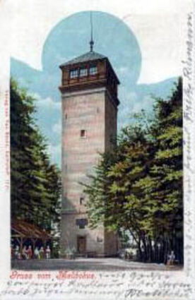 Der Melibokusturm auf einer Postkarte aus dem Jahr 1902. Der Turm auf dem Melibokus wurde am 27. März 1945 von deutschen Soldaten gesprengt.