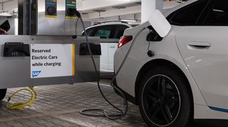 Ein Elektroauto aus dem SAP-Fuhrpark beim Aufladen.