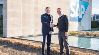 Beim Händeschütteln: Jürgen Otto (l.), Vorstandsvorsitzender Heidelberger Druckmaschinen, und Steffen Krautwasser, globaler Leiter der Fahrzeugflotte bei SAP.