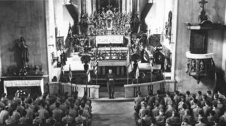Gottesdienst der amerikanischen Streitkräfte nach dem Einmarsch 1945 in der katholischen Pfarrkirche St. Nazarius.