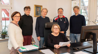 Erste Stadträtin Karin Rettig (sitzend) führt als „Interims-Bürgermeisterin“ zusammen mit den ebenfalls ehrenamtlichen Stadträtinnen und Stadträten (v.l.) Ingrid Germann, Evelyn Berg, Reinhold Geierhaas, Rolf Jaenchen sowie Michael Knecht seit Dezember die „Regierungsgeschäfte“ in Zwingenberg.