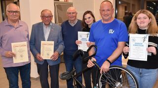 Ehrung langjähriger Mitglieder des Radfahrvereins Einhausen, v.l., Hans Forell (Ehrenvorsitzender), Philipp Glanzner (für 65 Jahre), Waldemar Gutschalk (für 70 Jahre), Angelina Kohlen (für 15 Jahre), Thorsten Forell (Vorsitzender) und Julia Klos (für 15 Jahre).