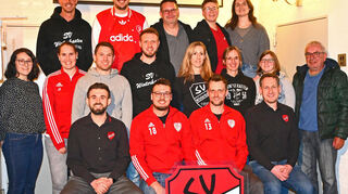 Beim Sportverein Winterkasten bildet ein Viererteam den Vorsitz, vorne (von links): Kai Blessing, Michael Nill, Sebastian Brockmeyer und Caspar Pusch.