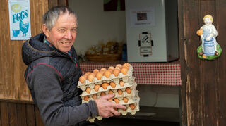 Der Eier-Klaus hat sowohl ausreichend Eier als auch genügend Kunden, die die Eier abnehmen.