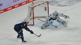 Auf Adler-Torhüter Arno Tiefensee einmal mehr Verlass. Auch Münchens Angreifer Tobi Rieder findet an ihm keinen Weg vorbei.