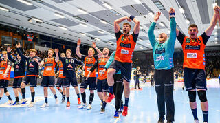 Die Rhein Neckar Löwen feiern den Auswärtssieg beim ThSV Eisenach. Erstmals konnten die Mannheimer den unbequemen Gegner im vierten Anlauf nun auch in der Bundesliga schlagen.