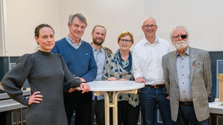 Der neue Vorstand des Arbeitskreises Zwingenberger Synagoge (v.l.): Charlotte Hübner (Beisitzerin und Schriftführerin), Ulrich Kühnhold (Schatzmeister), Sebastian Rhein (zweiter Vorsitzender), Ulrike Jaspers-Kühnhold (Vorsitzende), Martin Giebeler (Beisitzer) sowie Fritz Kilthau (Beisitzer und Ehrenvorsitzender).
