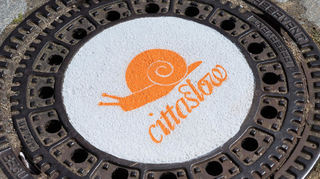 Der Frankfurter Künstler Philipp Alexander Schäfer hat diesen Kanaldeckel in der Scheuergasse mit der Cittaslow-Schnecke verziert.