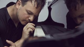Am Freitag stellt der Pianist Chris Gall sein neues Solo-Programm im Theater Mobile vor.